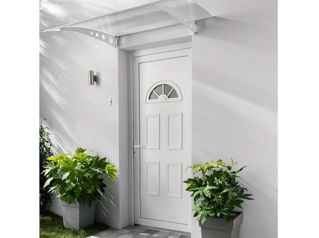 Una puerta de entrada calada