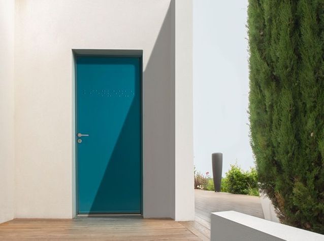 Una puerta de entrada con mensaje.