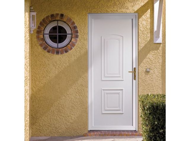 Una puerta de entrada blanca