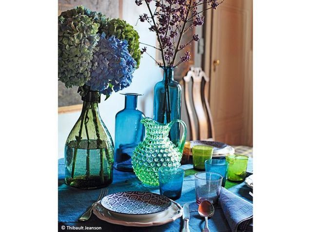 Una vajilla azul y verde.