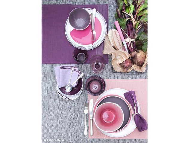 Una vajilla rosa y morada.