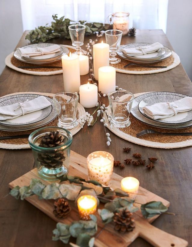 Decoración de mesa de invierno: improvisa una decoración de mesa móvil sobre tablas de cortar de madera