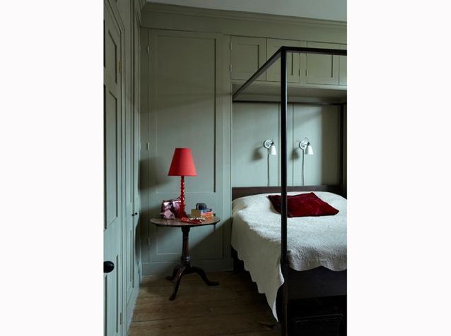 Crea un capullo con una cama con dosel en tu pequeño apartamento