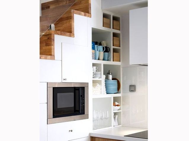 Invierte el espacio debajo de las escaleras de tu pequeño dúplex