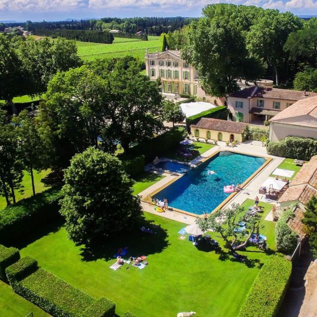 Un castillo con piscina en Provenza