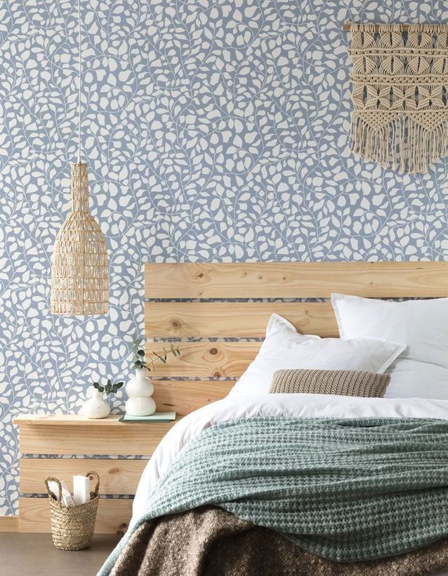 Haz una cabecera gráfica y práctica con tablas de madera para el dormitorio