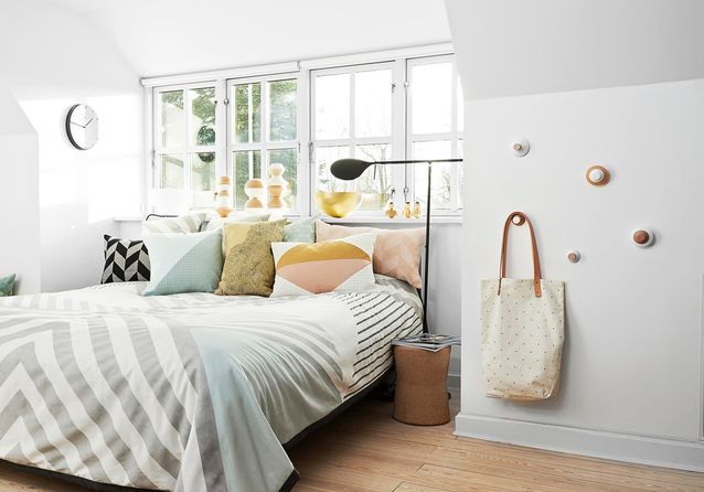 Coloque ganchos para abrigos frescos en una de las paredes del dormitorio