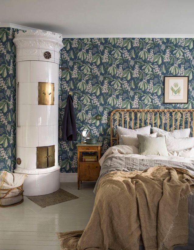 Embárcate en la aventura del papel pintado en el dormitorio.