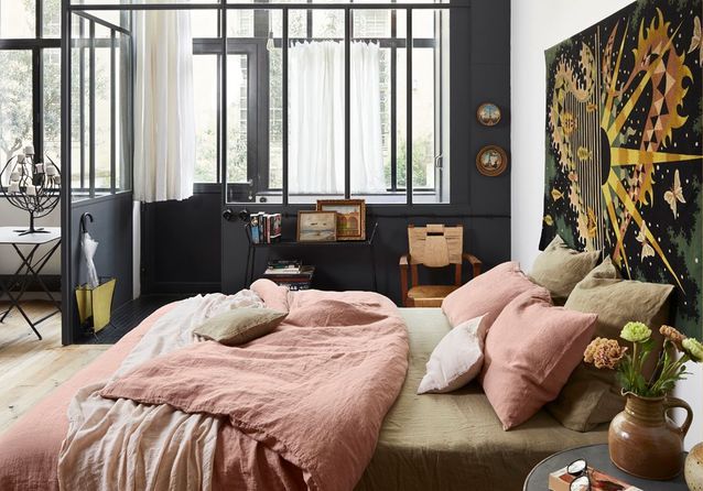 Instale un dosel de metal negro en el dormitorio o vuelva a pintar la madera de las ventanas y puertas en negro
