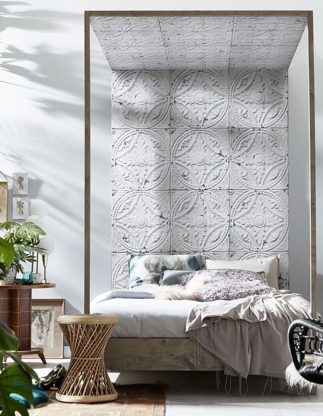 Considere la longitud del papel tapiz para crear una cabecera en el dormitorio.