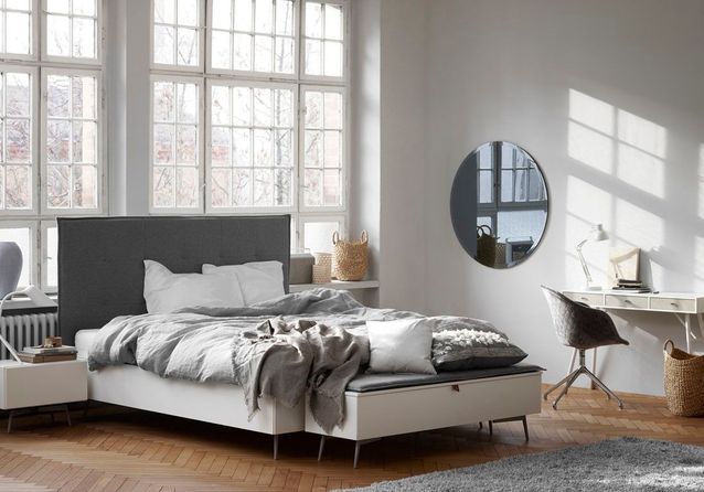 Coloca un banco como cabecera de cama en el dormitorio.