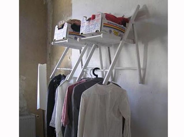 Sillas plegables para armario modular.