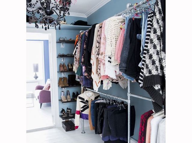 Un vestidor en tuberías de plomería. 